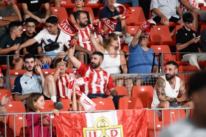 Familias que van al estadio porque el sentimiento rojiblanco pasa de padres a hijos.