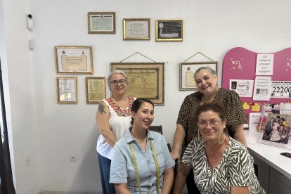 Cuatro mujeres almerienses entregadas a la costura