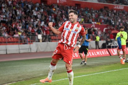El Pichichi del Almería (5 goles) está súper feliz.