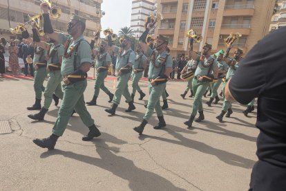 El solemne desfile de la Guardia Civil en honor a la Virgen del Pilar