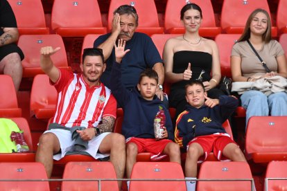 Aficionados rojiblancos en la grada del Estadio de los Juegos Mediterráneos.