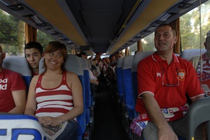 Los autobuses cargados de ilusión para vivir un ascenso largamente esperado.