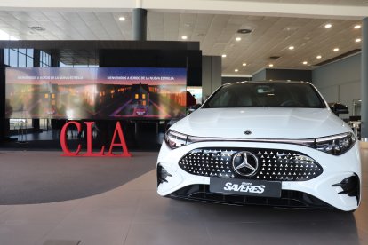 Así luce el frontal iluminado con 142 estrellas del nuevo CLA