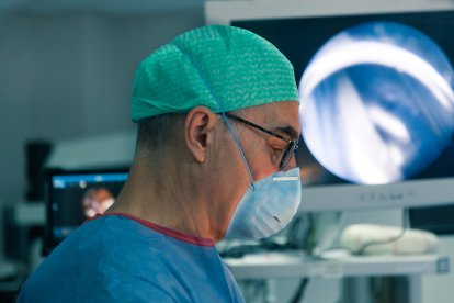 En quirófano durante una de sus intervenciones.