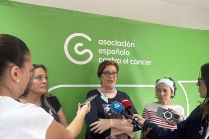 Mar, Toñi y Conchi, pacientes oncológicas, dando declaraciones