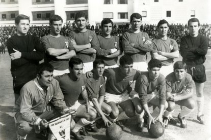 El Hispania con Paquitico cerrando la fila de los agachados.