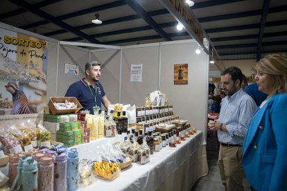 Uno de los puestos de la Feria de la Perdiz, en Gádor.