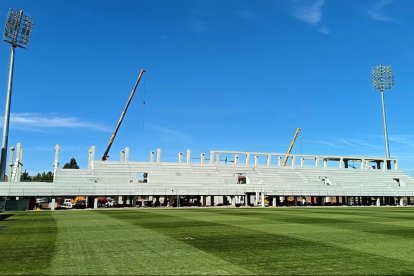 Las obras no se detienen y el tiempo juega en contra del equipo.
