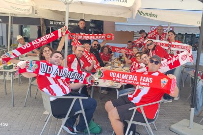 Aficionados del Almería en la previa del partido en Córdoba.