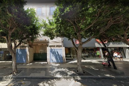 Ubicación del futuro McDonald’s entre Joyería León y Carrefour Express.