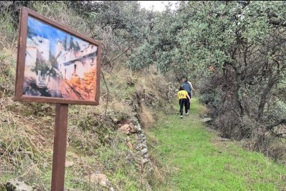 Parte del sendero en el término municipal de Chercos con una de las obras.