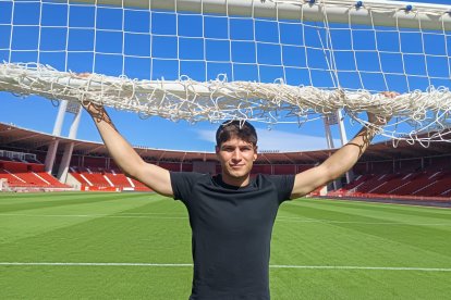 Bonini en la portería del fondo sur con LA VOZ y Cadena SER.