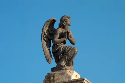 Escultura de estilo gótico en el Cementerio de San José y Santa Adela, en Almería
