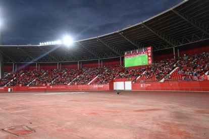 Los fondos se vieron despoblados a poco de comenzar el partido.