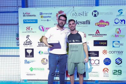 Roberto Olivares recibió un más que merecido reconocimiento por su apoyo incondicional en un evento que se ha consolidado.