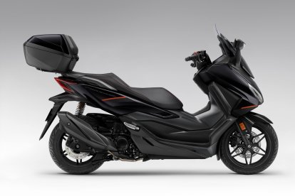 Bajo el asiento se pueden guardar dos cascos integrales.