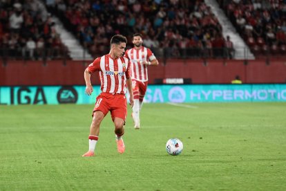 La mayoría de balones pasan por él para dar los mejores pases.