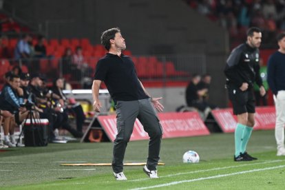 Rubi se lamenta de las ocasiones fallidas de Sergio Arribas.