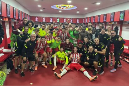 Lopy aparece al fondo, en un segundo plano, consciente de que cometió un error.