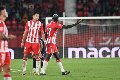 Momento en el que Lopy se dirige al banquillo tras conocer que es cambiado.