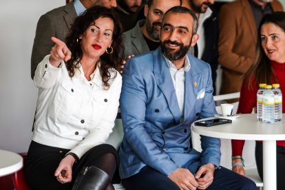 La alcaldesa de la ciudad con Mohamed El Assy en la presentación de la Academia.