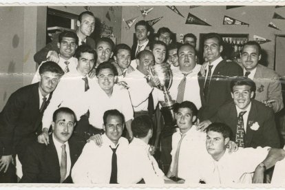 El Atlético Almería con Juanito Giménez en el centro en plena presentación.