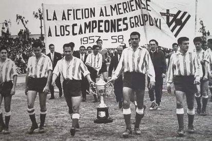 El Almería paseando la gloria del ascenso a Segunda División.