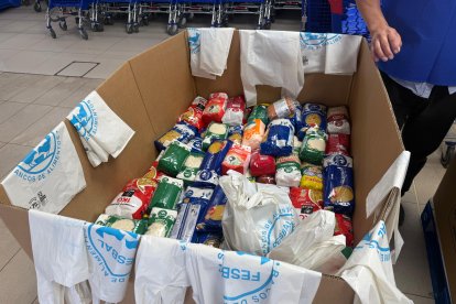 Alimentos no perecederos siendo ordenados por los voluntarios