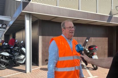 Luis Docavo, presidente del Banco de Alimentos de Almería, atendiendo a los medios