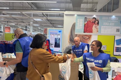 Judith recogiendo alimentos de la mano de ciudadanos solidarios