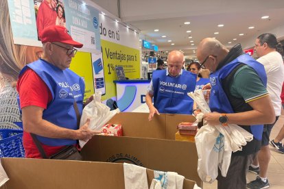 Voluntarios en el Carrefour de la avenida del Mediterráneo