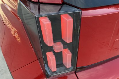 Detalles de coche moderno como sus pilotos con tecnología LED