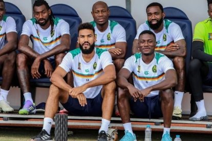 Soko con sus compañeros de la Selección de Camerún.