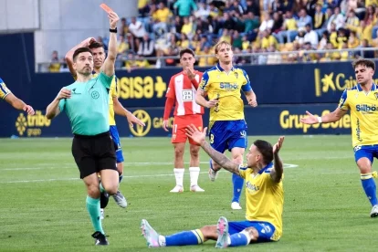 No se lo pensó Palencia Caballero y desenfundó la roja a Kaiky.