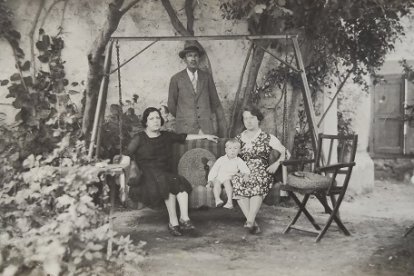 A la derecha María Navarro Sánchez, la hija de María Sánchez Sánchez. A la izquierda, su madre (Soledad Gómez) y su hijo, abuelo de María Teresa Navarro. Detrás el marido de María, Emilio Soria.