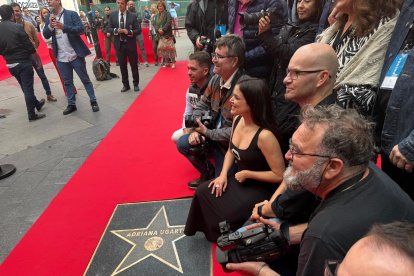 Adriana Ugarte con su estrella en el Paseo de la Fama de Almería
