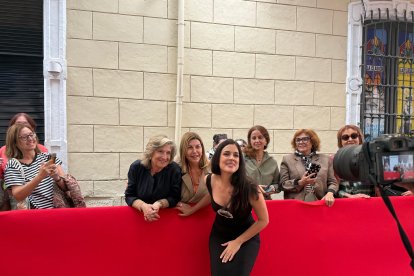 Adriana Ugarte posando con almerienses que la esperaban en el Paseo de la Fama