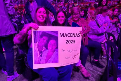 Fans de David Bisbal esperando en la Plaza de Toros la salida del artista almeriense al escenario.