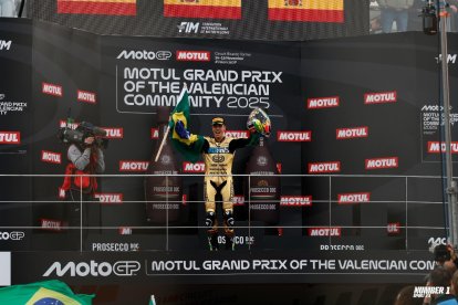 Moreira celebrando su titulo en el podio de Valencia.