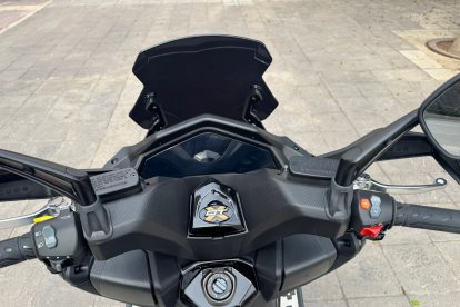 Mantiene la cúpula de baja altura como equipamiento de serie, pero ahora es ahumada.