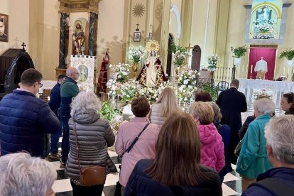 Los peregrinos se reúnen en oración en el templo jubilar de Abla.