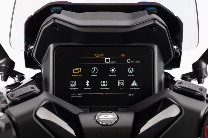 Dashboard con pantalla TFT multifunción de 7’’ con conectividad mirroring.