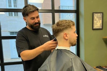 Francisco Javier Martín Rodríguez realizando un corte de pelo.