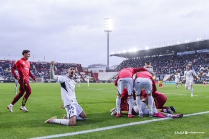 Aplastado por los compañeros tras anotar un goLazo.