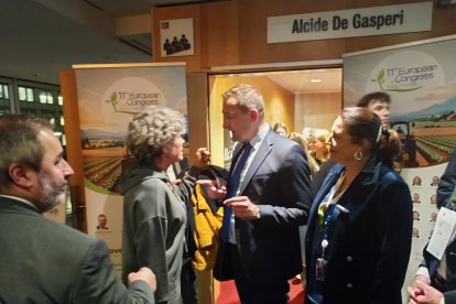 Ferrón, CEO de Clisol Turismo Agrícola, hablando con el Comisario de Agricultura, Christophe Hansen.