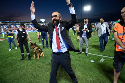 El CEO del Almería saltando por el césped como un almeriense más.