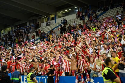 Un campo pintado de rojiblanco en tarde para la historia del Almería.