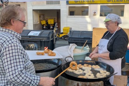 Juan saca el primer buñuelo de la tarde.