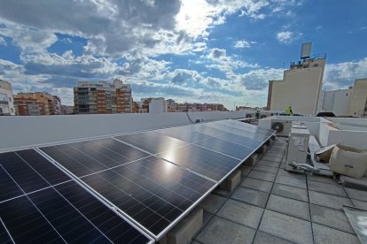 En la terraza se ha cambiado el suelo, colocado climatizadores y placas fotovoltaicas
