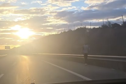 Otro peatón a pie por la A-7, a la altura de El Ejido.